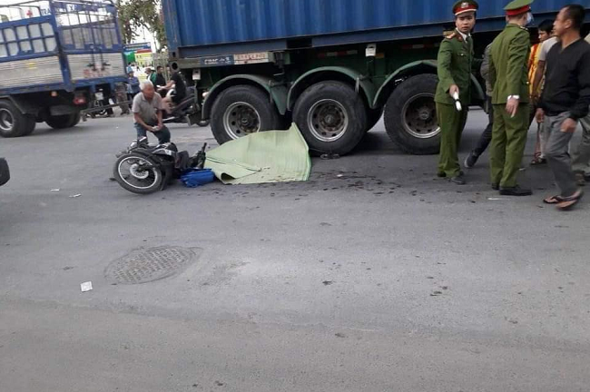 Ba ông cháu bị container tông trên đường về nhà, hai cháu nhỏ tử vong tại chỗ