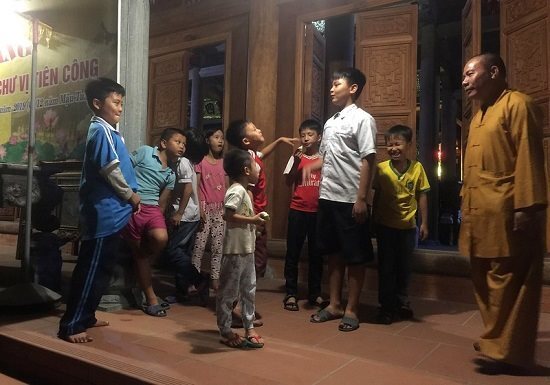 Người cha nuôi xuất gia của 11 đứa trẻ bị bỏ rơi