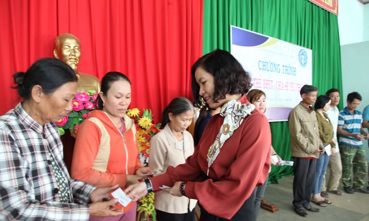 Hơn 100 người dân nghèo được tặng thẻ BHYT 