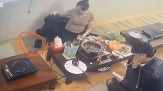 Hà Nội: Phát hiện túi xách bỏ quên trong quán ăn, cô gái dùng áo khoác ngụy trang rồi trộm nhanh như chớp