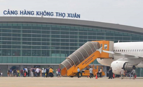 Nhân viên sân bay trả lại ví hàng hiệu có 200 triệu đồng cho hành khách 