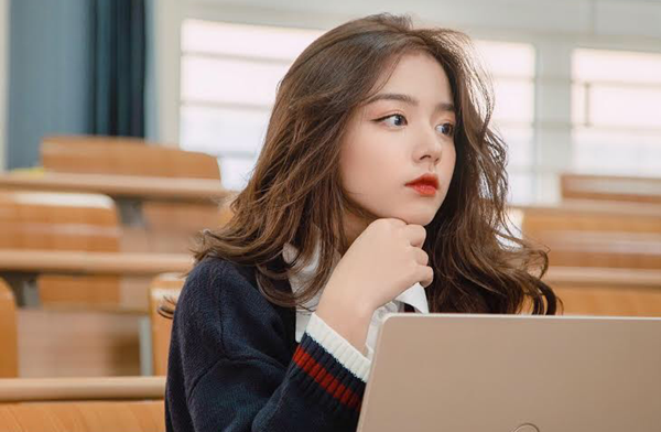 Cận cảnh vẻ đẹp ngọt ngào của nữ sinh đại học Kinh tế Quốc dân khiến dân mạng ngẩn ngơ