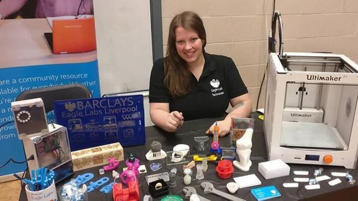 Sau tai nạn giao thông, cô gái xinh đẹp cấy đủ loại chip điện tử vào cơ thể