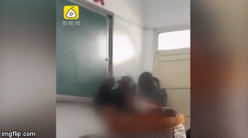 Đình chỉ cô giáo tát liên tiếp 8 cái vào mặt học sinh tiểu học