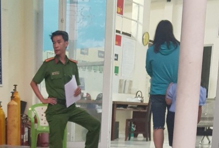 Bé gái 6 tuổi bị cha dượng bóp cổ, dọa ném xuống sông Sài Gòn