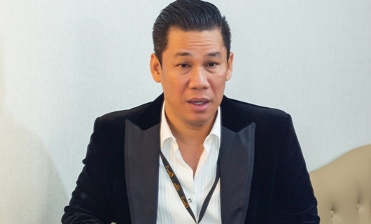 Chồng đại gia tận tình chăm sóc cho Lệ Quyên trong hậu trường liveshow kỷ niệm