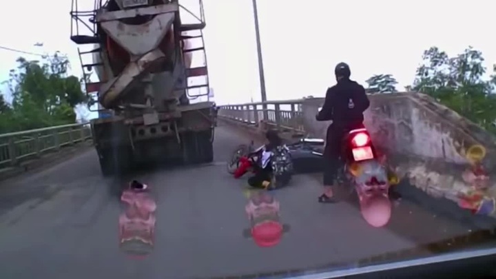 Video: Lạnh người chứng kiến cảnh nữ sinh đi xe máy suýt bị cuốn vào gầm xe bồn