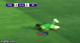 Video: Cầu thủ, trọng tài chạy tán loạn vì bị đàn ong tấn công