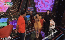 Bạn muốn hẹn hò: Chàng trai tặng quà 