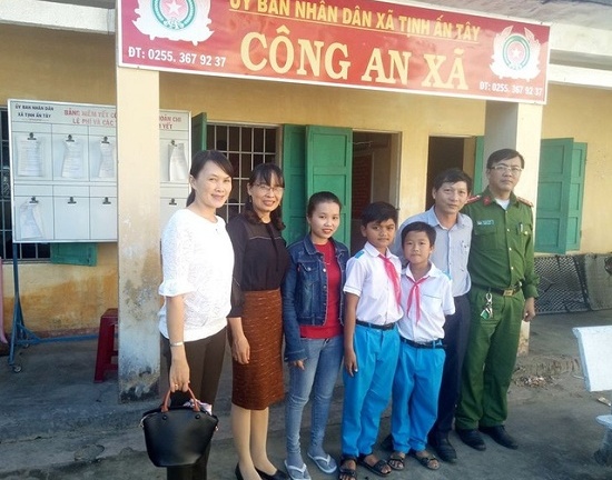 Quảng Ngãi: Học sinh lớp 5 nhặt được tiền nhờ cô giáo trả người đánh mất