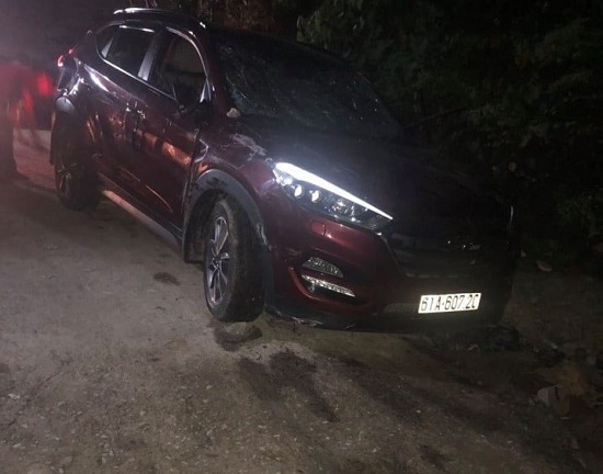 Bình Dương: Ô tô trượt khỏi phà lao xuống sông, 2 người thương vong