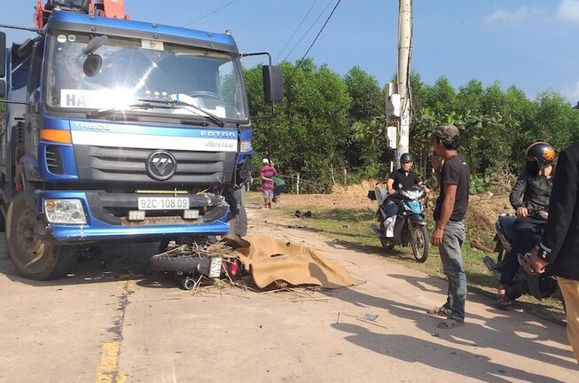 Tin tai nạn giao thông mới nhất ngày 26/12/2019: Thanh niên bị xe tải kéo lê 15m tử vong