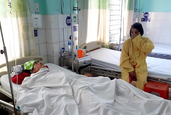 Gia Lai: Nổ đầu đạn trong lúc cưa, 3 người thương vong