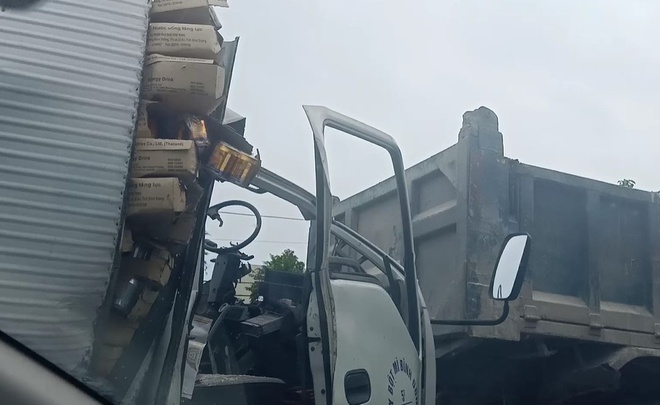 Tông mạnh vào đuôi xe chạy phía trước, một người tử vong, cabin ôtô tải biến dạng