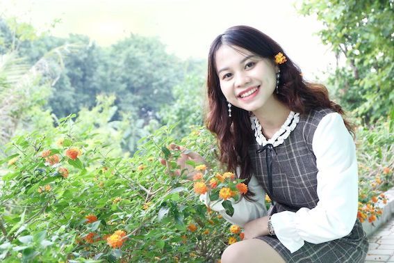 Nữ kế toán xinh đẹp mất một chân gây sốt mạng xã hội vì nụ cười toả nắng