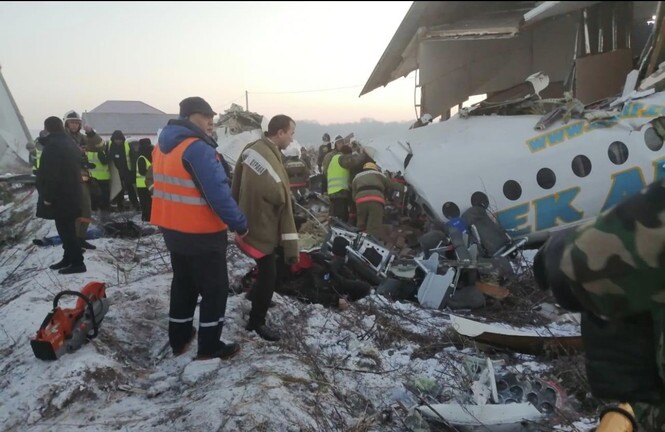 Máy bay chở 100 người lao vào tòa nhà hai tầng, ít nhất 14 người thiệt mạng
