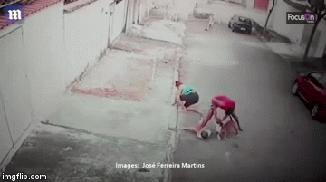 Người đàn ông mạo hiểm tính mạng giải cứu bé trai 4 tuổi khỏi chó dữ tấn công