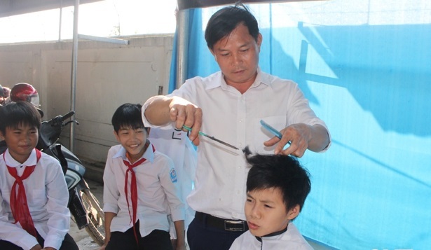 Ghé thăm tiệm cắt tóc “không đồng” dành cho học sinh tại Hà Tĩnh