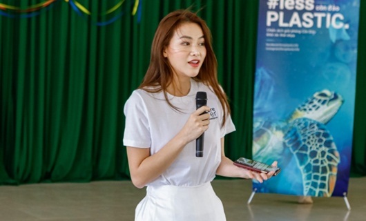 Sau khi trao lại vương miện, Phương Khánh vẫn tích cực hoạt động vì môi trường