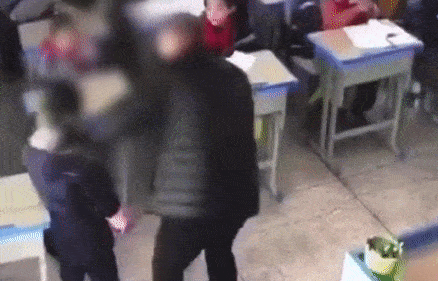 Video: Nam giáo viên hành hung, dốc ngược nữ sinh trong lớp gây phẫn nộ