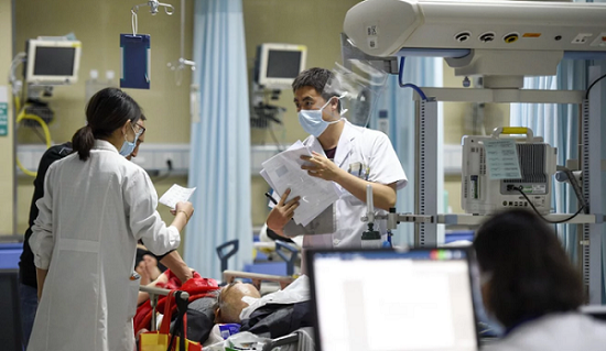 Tin tức đời sống mới nhất ngày 31/12/2019: Sức khỏe mẹ xấu đi, người nhà cầm dao đâm chết bác sĩ