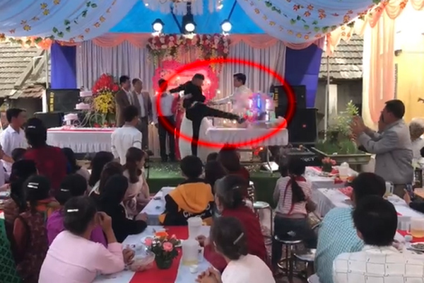 Mời rượu không thành, chú rể ở Tam Đảo đột ngột phá tan sân khấu đám cưới