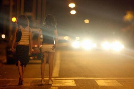 Cá cược tuổi trẻ bằng nghề 'mại dâm xa lộ'