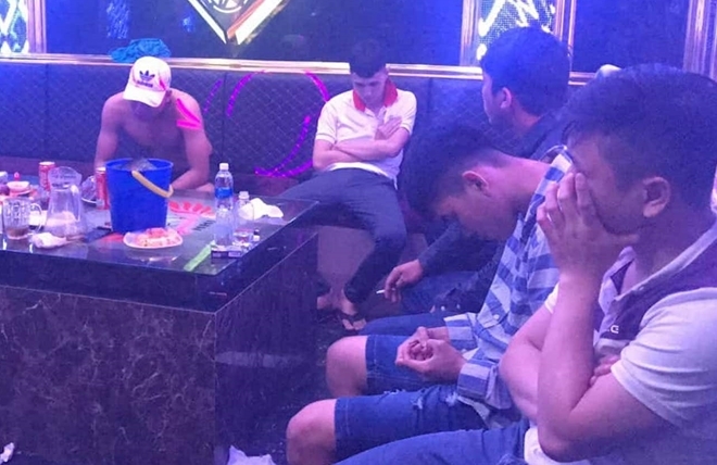 Đột kích quán karaoke lúc rạng sáng, phát hiện 29 đối tượng đang thác loạn ma túy