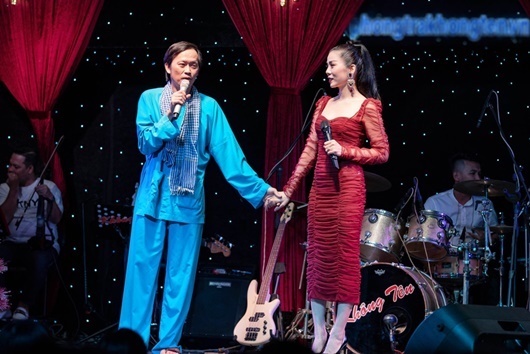 Lệ Quyên hội ngộ Hoài Linh trên sân khấu mừng năm mới