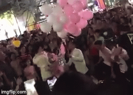 Video: Cầu thủ Duy Mạnh cầu hôn bạn gái siêu lãng mạn giữa biển người ở phố đi bộ