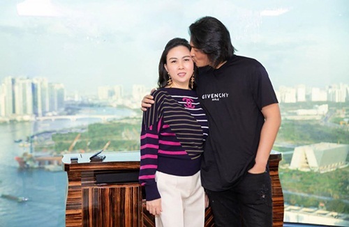 Quách Ngọc Ngoan ngọt ngào hôn người tình đại gia Phượng Chanel trong dịp sinh nhật