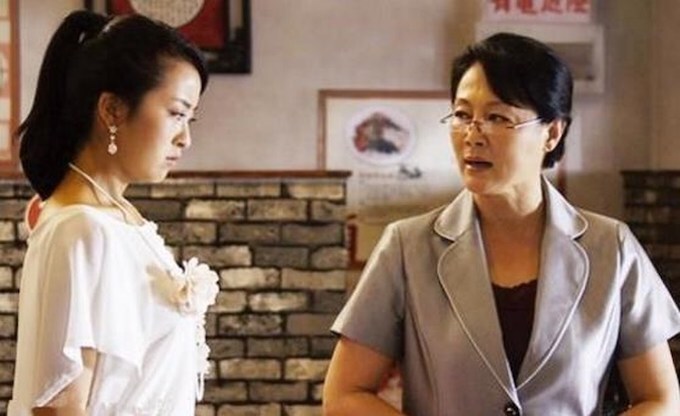 Đau đầu vì mẹ chồng can thiệp quá nhiều vào việc nuôi dạy cháu