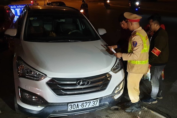 Tài xế ôtô say xỉn buộc CSGT phải lao lên vỉa hè tránh nạn
