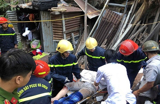 Khánh Hòa: Đang ngồi đốt vàng mã, 2 mẹ con bị đất đá đè đứt chân tay