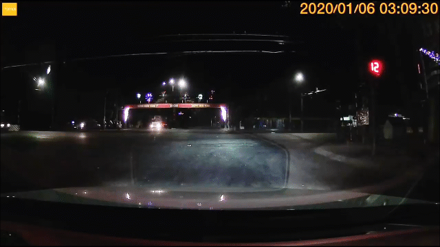 Bình Dương: Cố tình vượt đèn đỏ, 2 người phụ nữ bị xe tải tông trúng