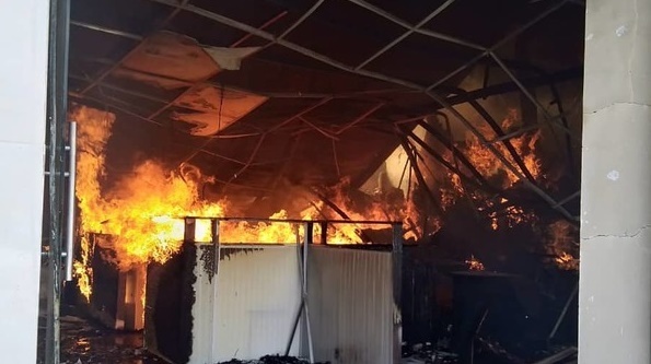 Bình Dương: Xưởng nội thất bốc cháy dữ dội, khói đen ngút trời