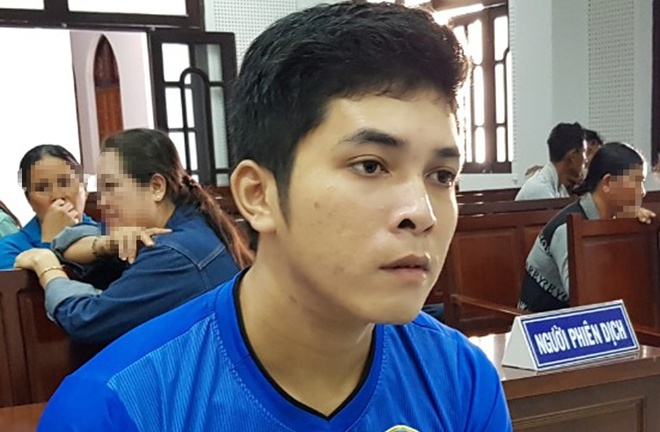 Thanh niên 23 tuổi cưỡng bức chủ tiệm tạp hóa được giảm án