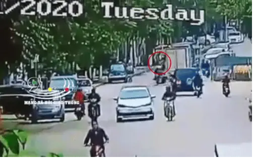 Video: Đánh lái tránh ô tô mở cửa đột ngột, người phụ nữ bị xe tải cán chết thương tâm