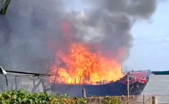 Tiền Giang: Tàu du lịch 2 tầng bốc cháy dữ dội trên sông, thiệt hại nhiều tỷ đồng