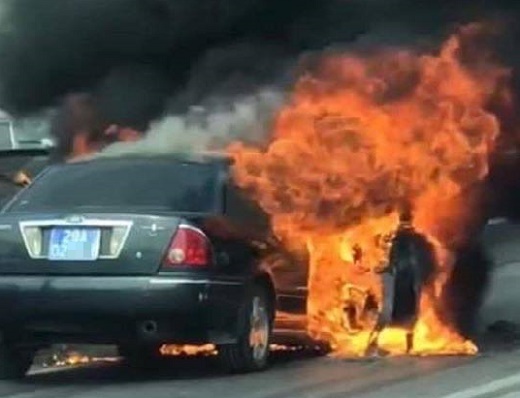 Hà Nội: Xe biển xanh bốc cháy ngùn ngụt trên đường vành đai 3