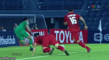 Video: Thủ môn Bùi Tiến Dũng lăn xả cứu bóng sau pha dứt điểm nguy hiểm của cầu thủ UAE