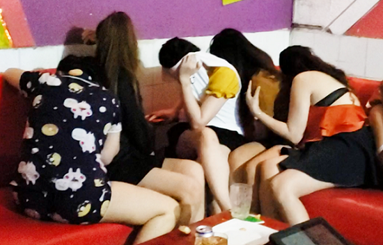 Tin tức thời sự mới nóng nhất hôm nay 13/1/2020: Bắt quả tang 7 nữ tiếp viên quán karaoke khỏa thân phục vụ khách