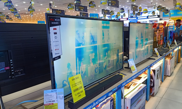Cao điểm mùa sắm Tết, smart TV giảm cả chục triệu đồng để “hút” khách