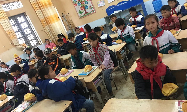 Cảm động cảnh học sinh nghèo vùng cao nâng niu món quà ăn sáng ý nghĩa từ cô giáo “có tâm nhất hệ mặt trời”
