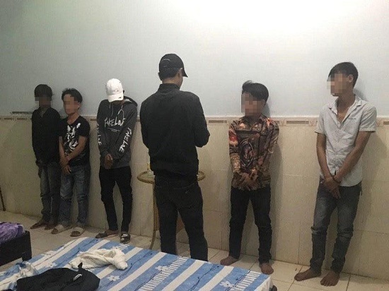 Bắt quả tang nhóm thanh niên thuê nhà nghỉ để chơi ma túy