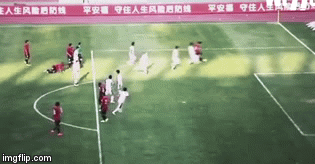 Video: Màn phối hợp đá phạt đỉnh cao khiến thủ môn chỉ biết chôn chân đứng nhìn bóng vào lưới