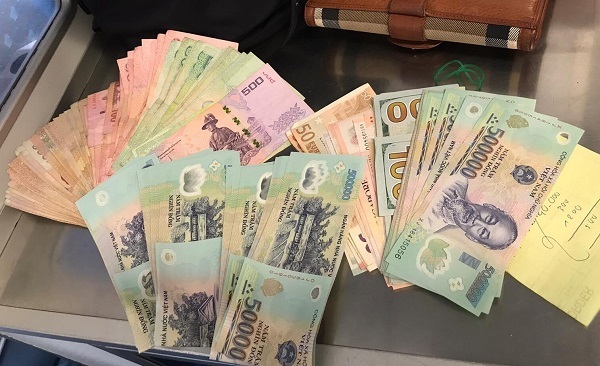 Tiếp viên Vietnam Airlines trả lại tài sản hơn 150 triệu đồng cho hành khách bỏ quên