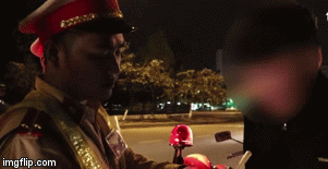 Video: Bị yêu cầu đo nồng độ cồn sau tiệc tất niên, người đàn ông bật khóc nức nở