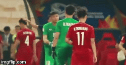 Video: Sau pha đấm bóng hụt, Bùi Tiến Dũng được đồng đội Văn Toản động viên