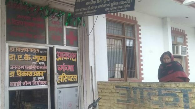 Choáng váng bầy chó hoang lẻn vào bệnh viện cắn tử vong em bé mới sinh